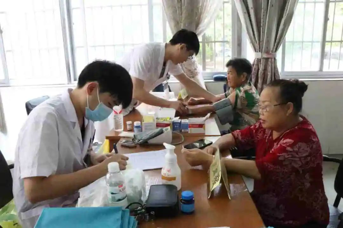 中医药义诊进社区 南丹县中医医院携手城关镇山口林场二宅区送健康